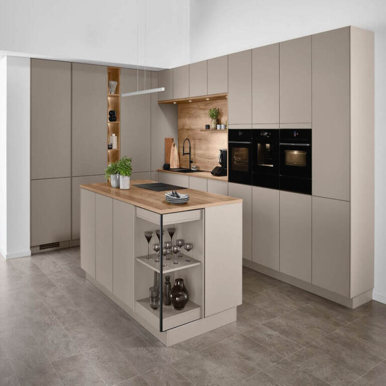 Küche in Kaschmir-Beige mit Kochinsel, Holzarbeitsplatte und offenem Regal – Küchenstil