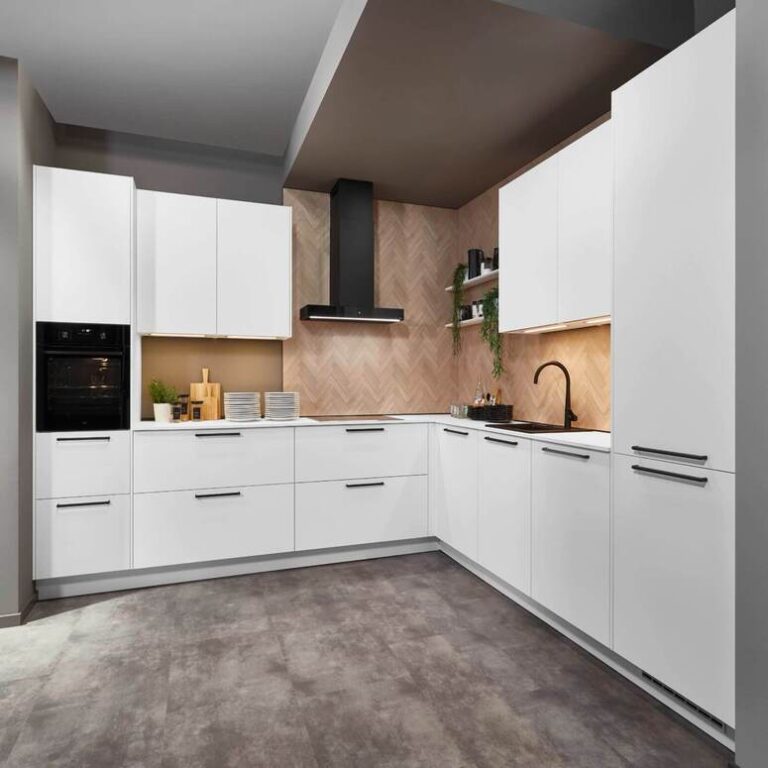 Weiße Eckküche mit Holzrückwand – Küchenangebote Paderborn Weiße Eckküche mit grifflosen Fronten, Holzrückwand und schwarzer Dunstabzugshaube