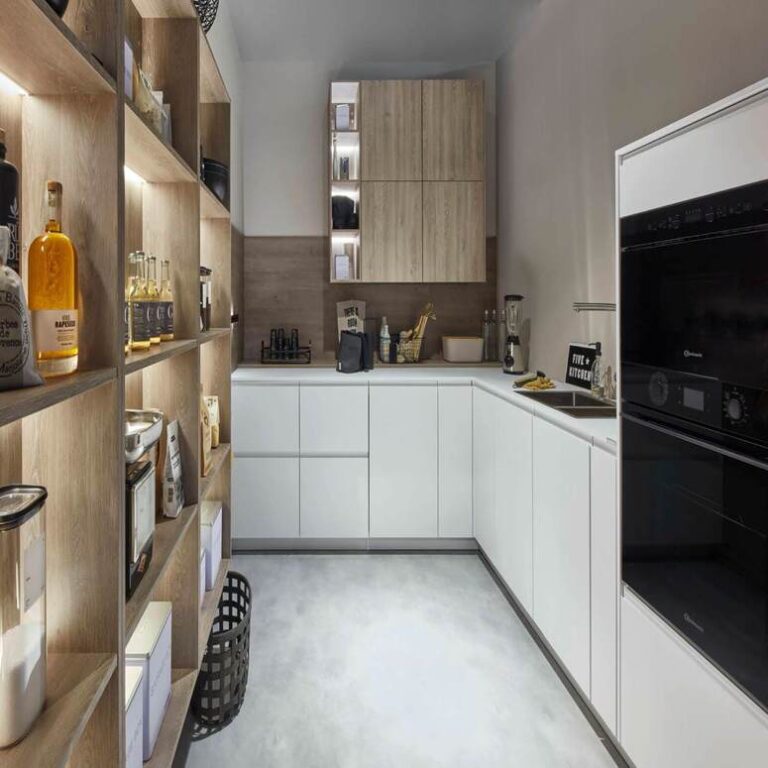Moderne weiße Küche Moderne weiße Küche mit Hochschränken, Holzregal und schwarzen Einbaugeräten – Küchenangebote Paderborn
