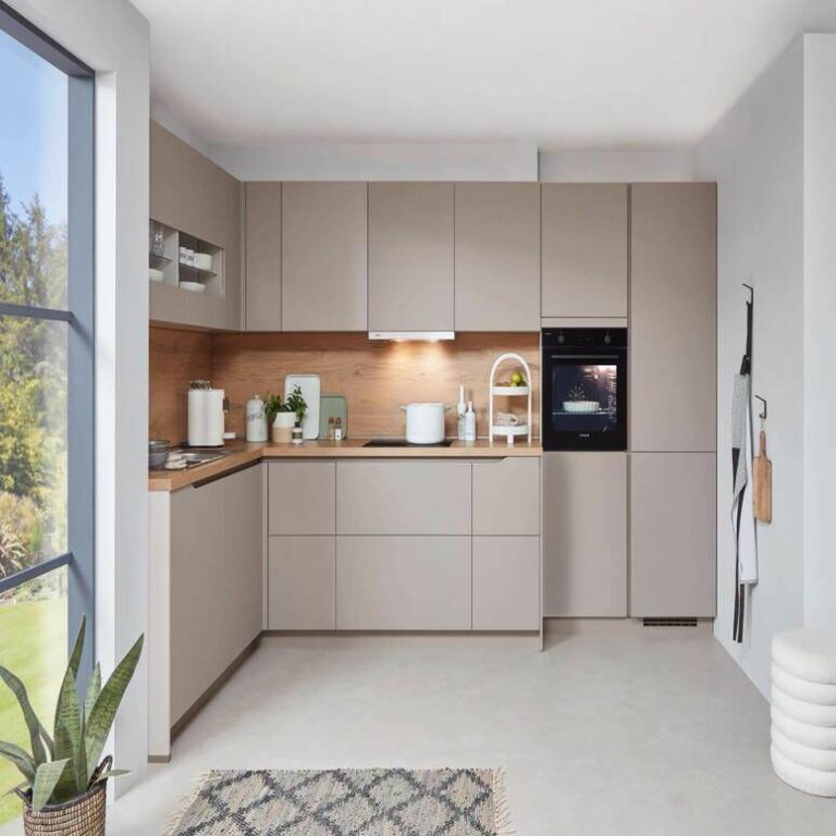 Musterküche in Kaschmir Musterküche in Kaschmir als L-Küche mit Holzrückwand und Backofen im Hochschrank – Küchenangebote Paderborn