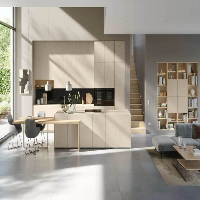 Küche günstig kaufen: Offene Küche mit Wohnbereich Offene moderne Küche in Beige mit Kochinsel, Essplatz und angrenzendem Wohnbereich
